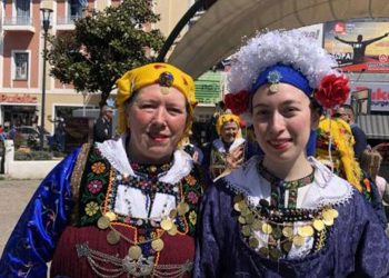 Εγγονή και γιαγιά: Δύο Λαζαρίνες από την Αιανή που βρέθηκαν στην Καβάλα και τηρούν το έθιμο από γενιά σε γενιά