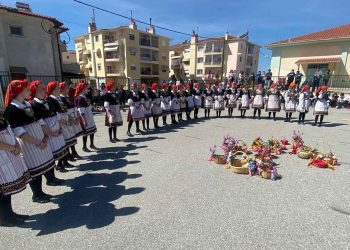 Το έθιμο των Λαζαρίνων  αναβίωσε στην αυλή του 18ου Δημοτικού Σχολείου Κοζάνης από τον Πολιτιστικό Σύλλογο Κρόκου “Ιωακείμ Λιούλιας” (Φωτογραφίες)