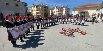 Το έθιμο των Λαζαρίνων  αναβίωσε στην αυλή του 18ου Δημοτικού Σχολείου Κοζάνης από τον Πολιτιστικό Σύλλογο Κρόκου “Ιωακείμ Λιούλιας” (Φωτογραφίες)