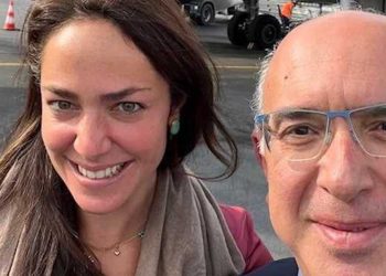 Καθ’ οδόν για Πτολεμαϊδα η Υφυπουργός Εργασίας, Δόμνα Μιχαηλίδου- Η φωτογραφία με τον Υφυπουργό Μεταφορών, Μιχάλη Παπαδόπουλο, στο αεροδρόμιο της Θεσσαλονίκης