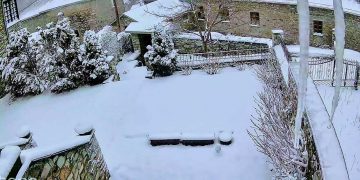 Ξημέρωσε Μ. Εβδομάδα με χιόνια στο Νυμφαίο (φώτο)