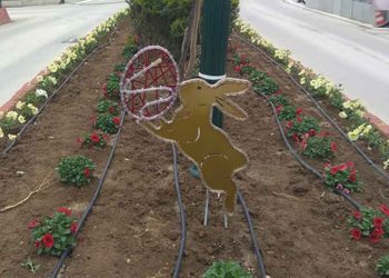 Τα πασχαλινά λαγουδάκια που κεντρίζουν τα βλέμματα στον εορταστικό διάκοσμο της Πτολεμαΐδας