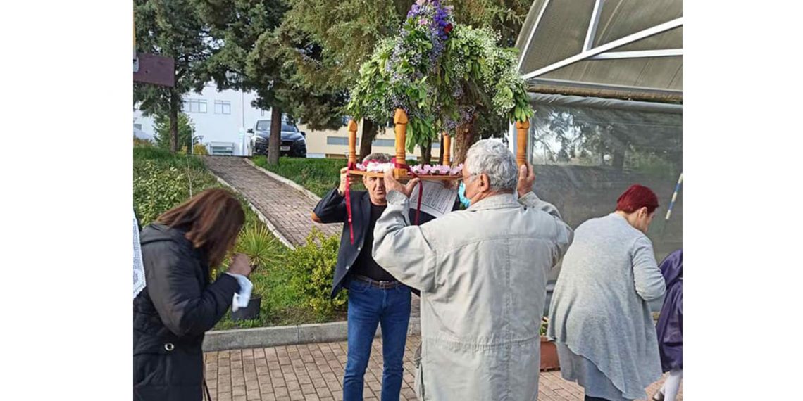 Η περιφορά του επιταφίου στο Μποδοσάκειο Νοσοκομείο (φώτο)