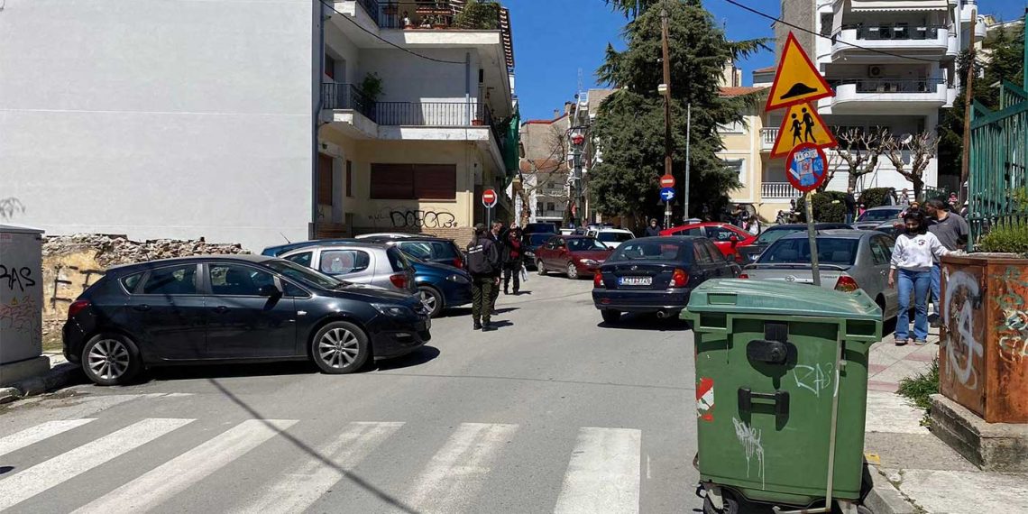 Κοζάνη: Η στραβωμένη πινακίδα έξω από Δημοτικό Σχολείο και οι απρόσεκτοι οδηγοί