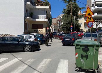 Κοζάνη: Η στραβωμένη πινακίδα έξω από Δημοτικό Σχολείο και οι απρόσεκτοι οδηγοί