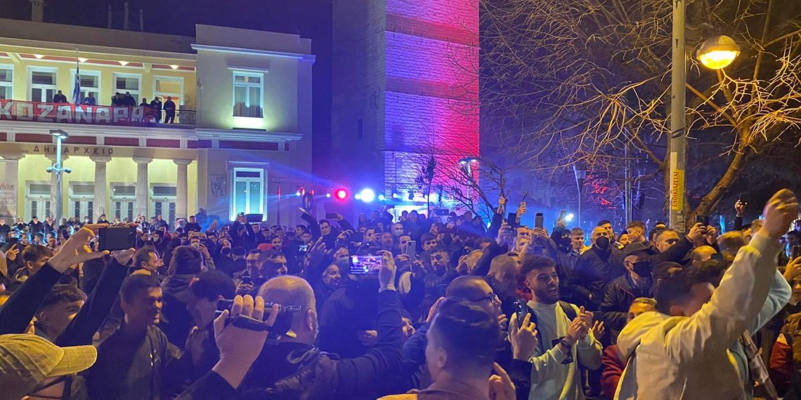 Κοζάνη: Θερμή η υποδοχή των πρωταθλητών! Μεγάλο γλέντι στο δημαρχείο της Κοζάνης