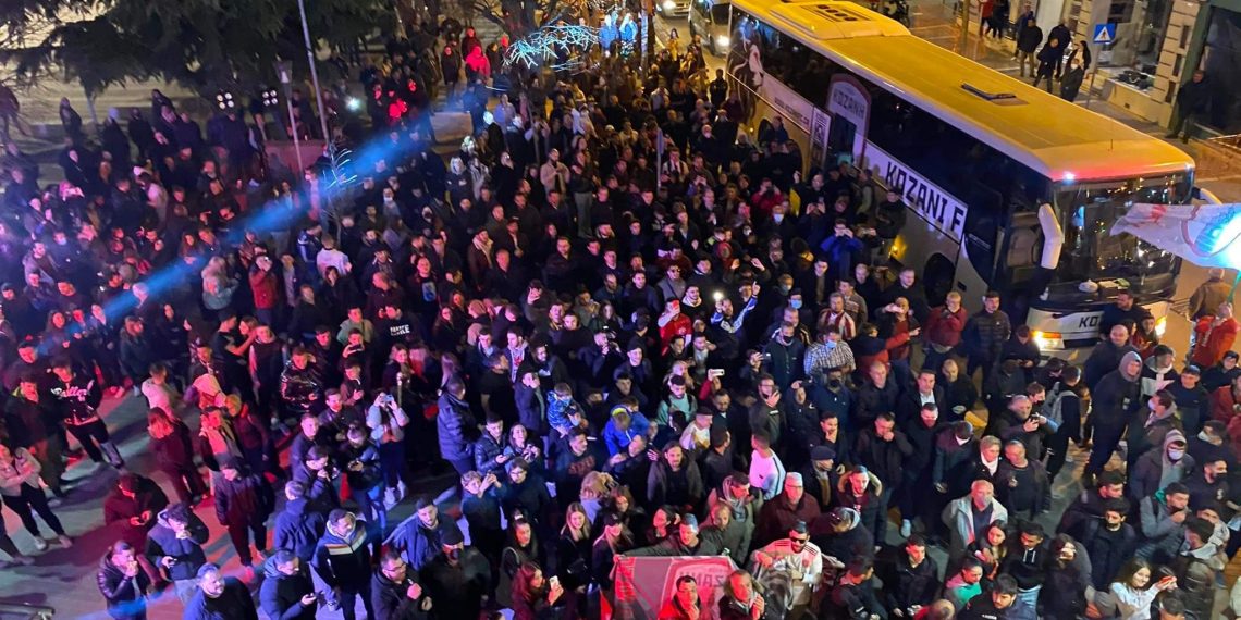 Κοζάνη: Με πυροτεχνήματα και το “Έντεκα” οι έξαλλοι πανηγυρισμοί για το πρωτάθλημα