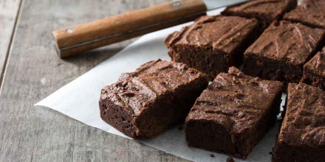 Νηστίσιμη πεντανόστιμη σοκολατόπιιτα με υλικά που έχεις στο ντουλάπι