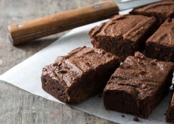 Νηστίσιμη πεντανόστιμη σοκολατόπιιτα με υλικά που έχεις στο ντουλάπι