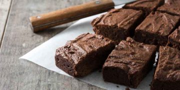 Νηστίσιμη πεντανόστιμη σοκολατόπιιτα με υλικά που έχεις στο ντουλάπι