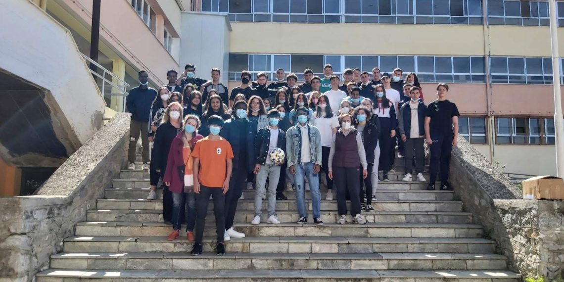 “Σχολεία για όλους” στα Σέρβια Κοζάνης – Για τη φετινή σχολική χρονιά στο ΓΕΛ Σερβίων, που αγκάλιασε τους ασυνόδευτους ανήλικους που διαμένουν στη Νεράιδα