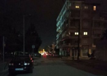 Βυθισμένη στο σκοτάδι βρίσκεται εδώ και μία περίπου ώρα η Οδος Καραζάνου, στην Πτολεμαΐδα !