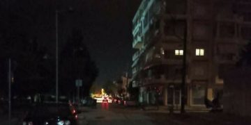 Βυθισμένη στο σκοτάδι βρίσκεται εδώ και μία περίπου ώρα η Οδος Καραζάνου, στην Πτολεμαΐδα !