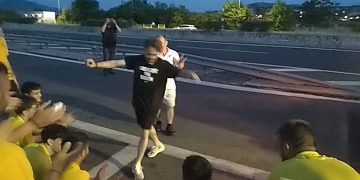 Σε πίστα μετέτρεψαν την Εθνική Οδό οι παίκτες του Μακεδονικού Φούφα (βίντεο)