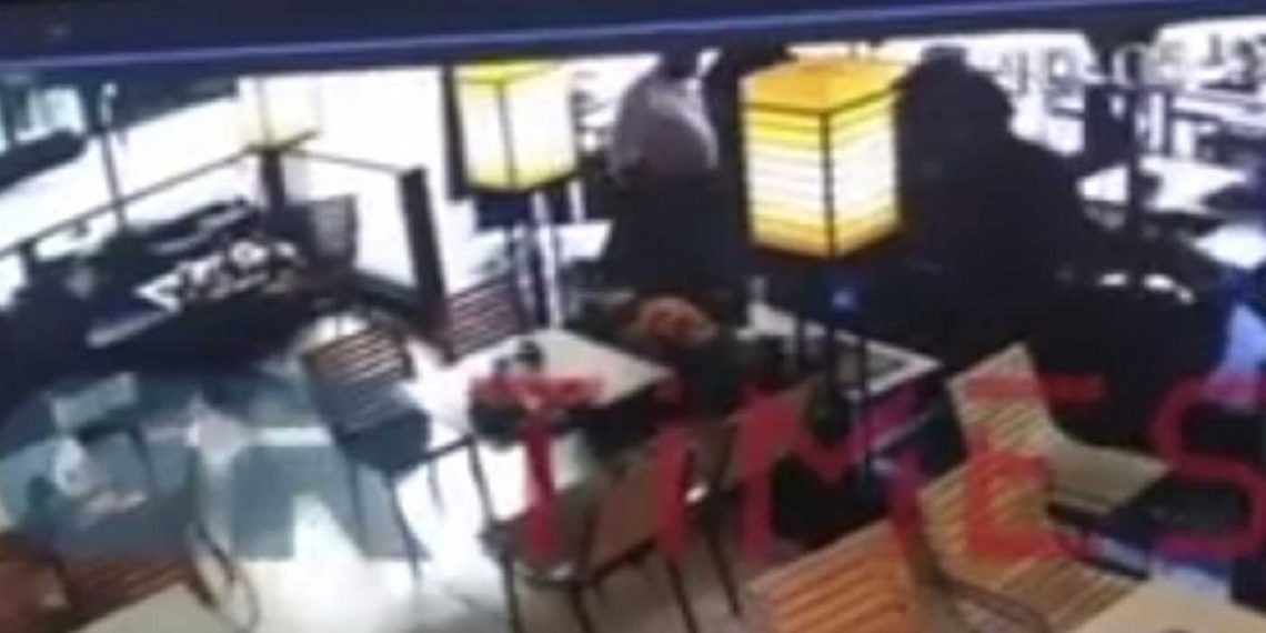 Κατερίνη-Συγκλονιστικό βίντεο: Αστυνομικός σώζει νεαρή που καταρρέει μέσα σε καφετέρια