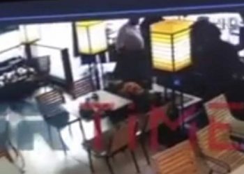 Κατερίνη-Συγκλονιστικό βίντεο: Αστυνομικός σώζει νεαρή που καταρρέει μέσα σε καφετέρια