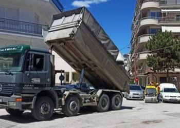 Συνεχίζεται η επούλωση λακουβών με άσφαλτο, στους δρόμους της Πόλης της Πτολεμαΐδας. (βίντεο-φώτο- ρεπορτάζ της Κούλας Πουλασιχίδου)