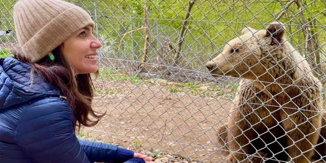 Η ανάρτηση της Υφυπουργού Δ. Μιχαηλίδου για τον Αρκτούρο και οι φωτογραφίες με τις αρκούδες