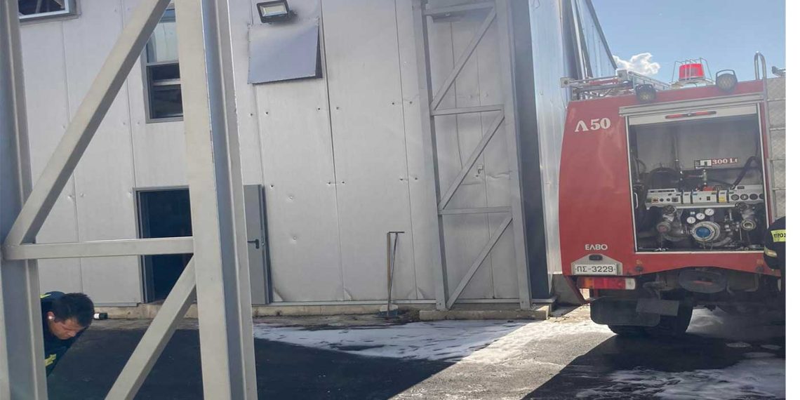 Νέες φωτογραφίες από την έκρηξη σε εργοστάσιο ξυλείας στα Γρεβενά και την επέμβαση της Πυροσβεστικής