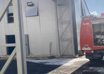 Νέες φωτογραφίες από την έκρηξη σε εργοστάσιο ξυλείας στα Γρεβενά και την επέμβαση της Πυροσβεστικής