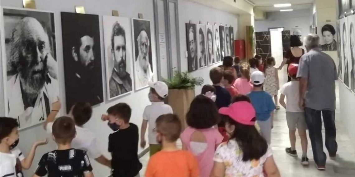 Μικροί μαθητές θαύμασαν την έκθεση ζωγραφικής του Φ. Μανιού στο Πνευματικό Κέντρο