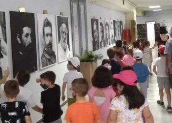 Μικροί μαθητές θαύμασαν την έκθεση ζωγραφικής του Φ. Μανιού στο Πνευματικό Κέντρο