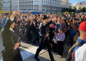 Αλλαγή φρουράς στο μνημείο του Άγνωστου Στρατιώτη από Εύζωνες με Ποντιακές στολές