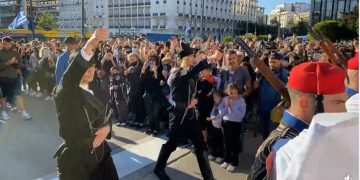 Αλλαγή φρουράς στο μνημείο του Άγνωστου Στρατιώτη από Εύζωνες με Ποντιακές στολές