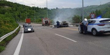 “Λαμπάδιασε” Ι.Χ. αυτοκίνητο στην Εγνατία οδό στο δρόμο Βέροια – Κοζάνη (ΦΩΤΟ)