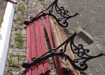 Βανδαλισμοί σε παγκάκια-κάδους στη Γαλάτεια