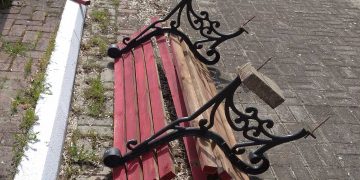 Βανδαλισμοί σε παγκάκια-κάδους στη Γαλάτεια