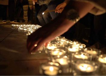 ΚΕΔΕ: Χιλιάδες πολίτες άναψαν τη Φλόγα της Μνήμης των θυμάτων της Γενοκτονίας του Ποντιακού Ελληνισμού