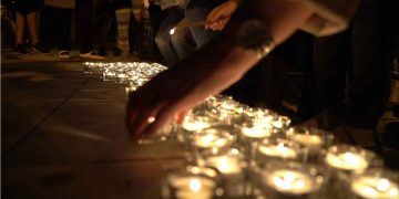 ΚΕΔΕ: Χιλιάδες πολίτες άναψαν τη Φλόγα της Μνήμης των θυμάτων της Γενοκτονίας του Ποντιακού Ελληνισμού