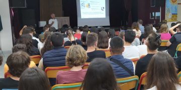 Διάλεξη με θέμα «Τα όρια της Πειραματικής Φυσικής – Τα μεγάλα Πειράματα στο CERN» στο Γυμνάσιο- Λύκειο Βελβεντού από τον καθηγητή του ΑΠΘ Δήμο Σαμψωνίδη