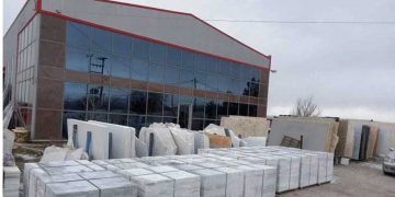 Από την επιχείρηση επεξεργασίας μαρμάρου του Κώστα Παπανίκου, το μάρμαρο Τρανοβάλτου που θα “ντύσει” την Πλατεία Συντάγματος!