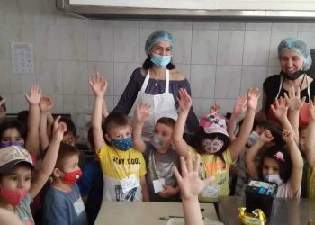 Μικροί μαθητές από το παιδικό σταθμό της ΔΕΗ παρέδωσαν τρόφιμα στον Καλό Σαμαρείτη