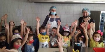 Μικροί μαθητές από το παιδικό σταθμό της ΔΕΗ παρέδωσαν τρόφιμα στον Καλό Σαμαρείτη