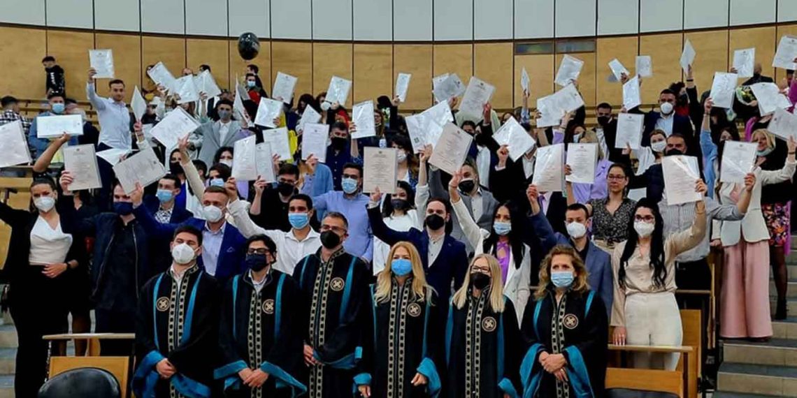 Νέοι πτυχιούχοι του τμήματος Λογιστικής και Χρηματοοικονομικής του ΠΔΜ