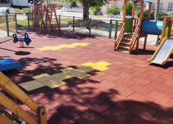 Ολοκληρώθηκε η τοποθέτηση δαπέδου ασφαλείας στις παιδικές χαρές Βαρικού και Μανιακίου