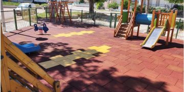Ολοκληρώθηκε η τοποθέτηση δαπέδου ασφαλείας στις παιδικές χαρές Βαρικού και Μανιακίου