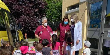 Μια ευγενική προσφορά από μικρούς «μπόμπιρες» του Παιδικού Σταθμού της ΔΕΗ στην Παιδιατρική του Μποδοσάκειου (φώτο-βίντεο)