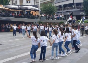 Παραδοσιακοί χοροί στην κεντρική πλατεία της Κοζάνης στο πλαίσιο του διημέρου φεστιβάλ χορού του Καλλιτεχνικού σχολείου