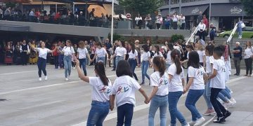 Παραδοσιακοί χοροί στην κεντρική πλατεία της Κοζάνης στο πλαίσιο του διημέρου φεστιβάλ χορού του Καλλιτεχνικού σχολείου