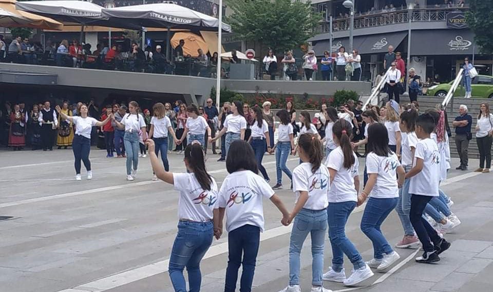 Παραδοσιακοί χοροί στην κεντρική πλατεία της Κοζάνης στο πλαίσιο του διημέρου φεστιβάλ χορού του Καλλιτεχνικού σχολείου