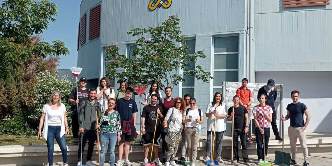 Πανεπιστήμιο Δυτικής Μακεδονίας: «Δράση με σκούπα και Φαράσι»- Φοιτητές καθάρισαν το δεύτερο σπίτι τους, το Πανεπιστήμιο που φοιτούν