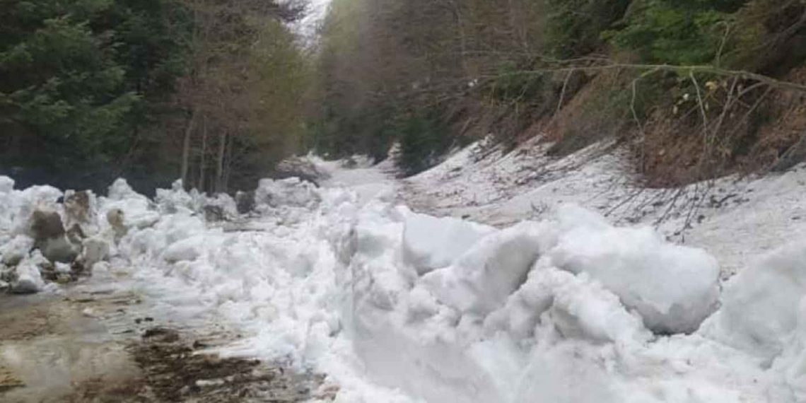 Απίστευτο: Καθαρίζουν ακόμα χιόνια στα Πιέρια- Φωτογραφίες