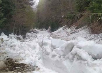 Απίστευτο: Καθαρίζουν ακόμα χιόνια στα Πιέρια- Φωτογραφίες