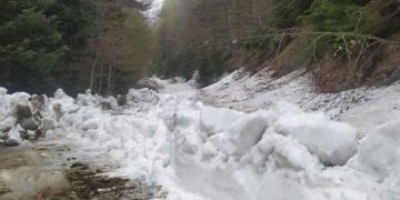 Απίστευτο: Καθαρίζουν ακόμα χιόνια στα Πιέρια- Φωτογραφίες