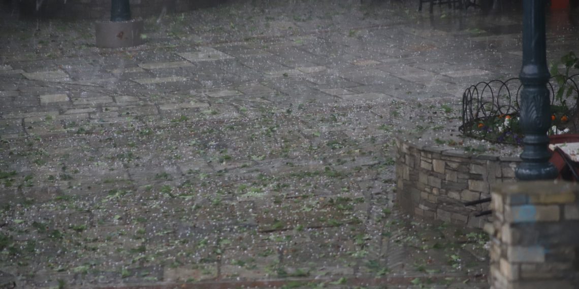 Χαλάζι τρόμου στο Βελβεντό- Το πρωί θα μετρήσουν τις πληγές τους οι αγρότες- «Έριχνε για σχεδόν μισή ώρα ασταμάτητα»