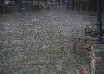 Χαλάζι τρόμου στο Βελβεντό- Το πρωί θα μετρήσουν τις πληγές τους οι αγρότες- «Έριχνε για σχεδόν μισή ώρα ασταμάτητα»